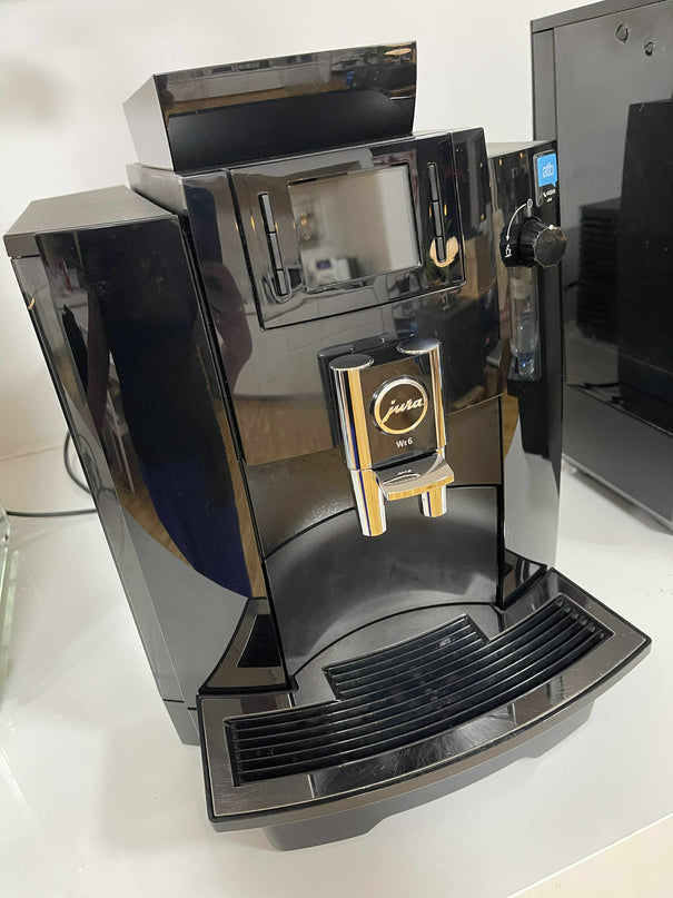 REFURBISHED JURA WE6 Piano Black - PROFESSIONEL KVÆRN (30 kopper pr. dag)